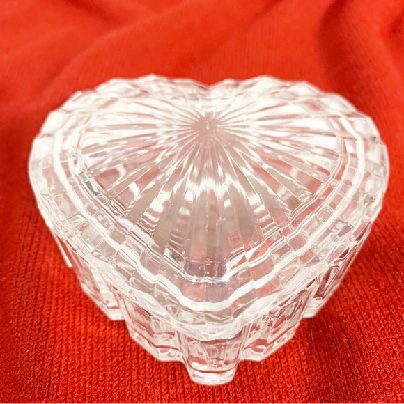 Unbranded Clear Cut Heart Shaped Glass Trinket Box with Lid Starburst Valentines - Picture 3 of 12